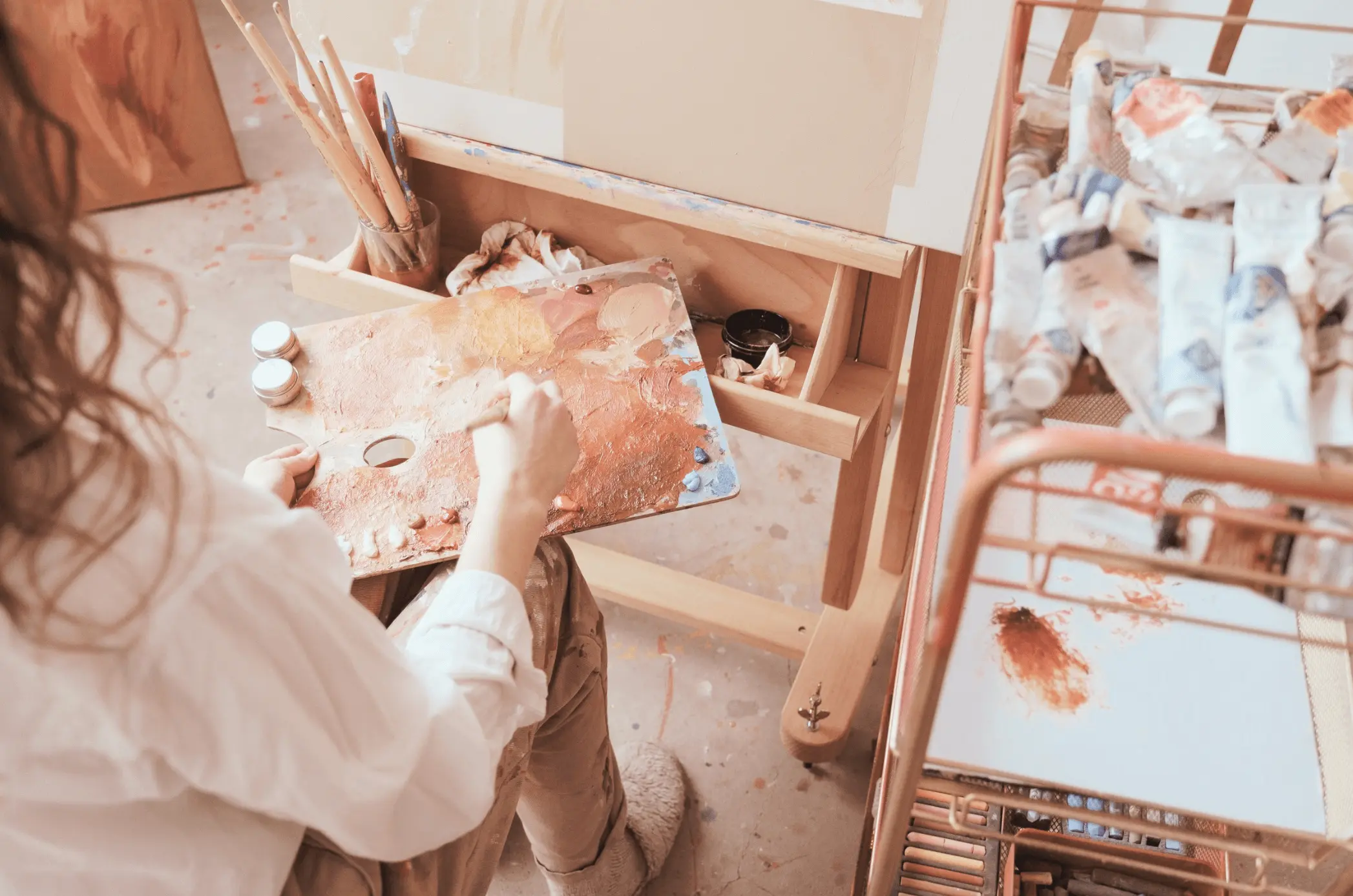 creativite-peinture une femme s'épanouie dans la peinture car cela provient d'un élan intérieur et pas d'une injonction