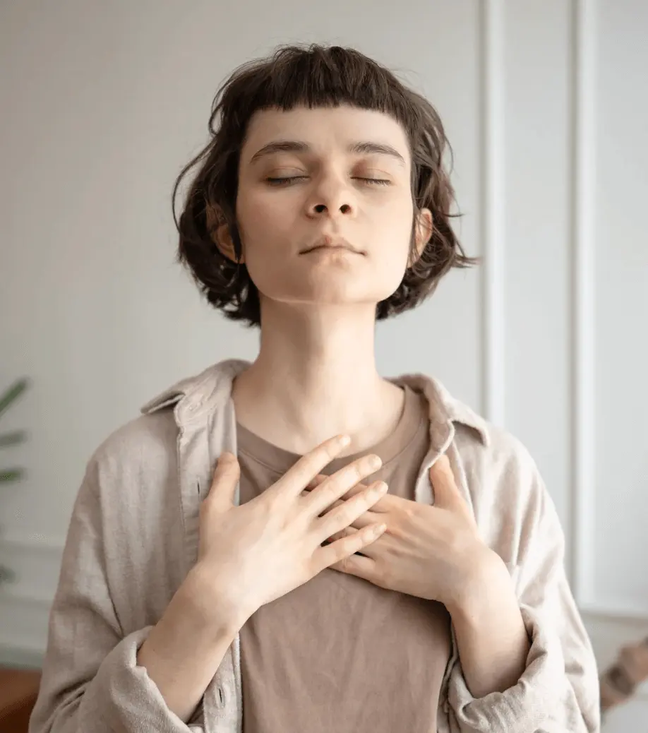 femme qui pratique l'hypnose pour explorer ses émotions inconscientes