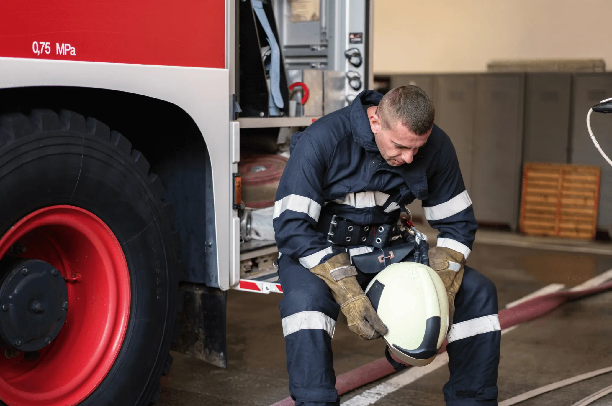 pompier épuisé et choqué après une intervention